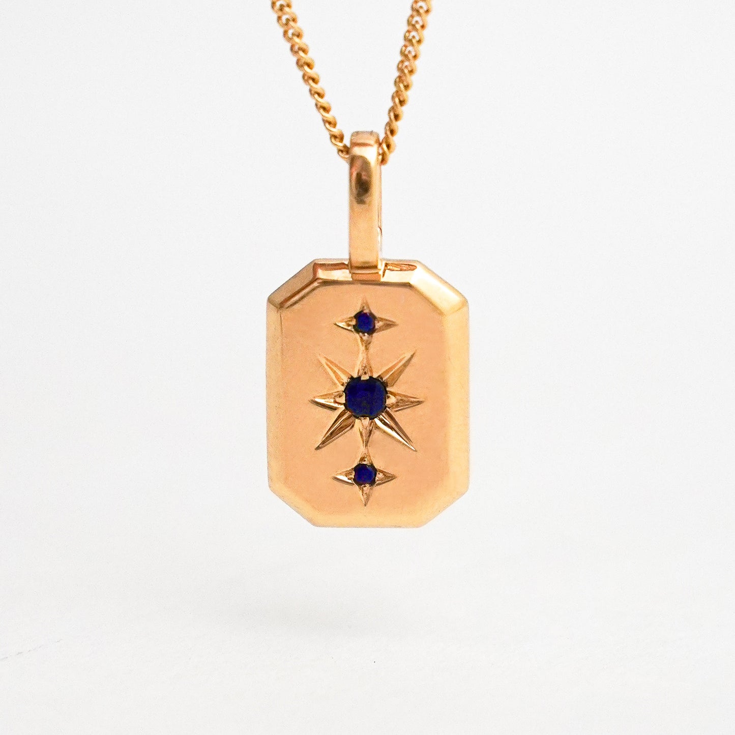 Dije Charm Polaris estrella con zafiro natural en Oro 18k