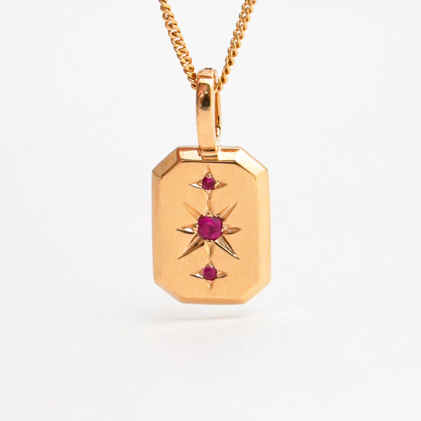 Dije Charm Polaris estrella con rubí natural en Oro 18k