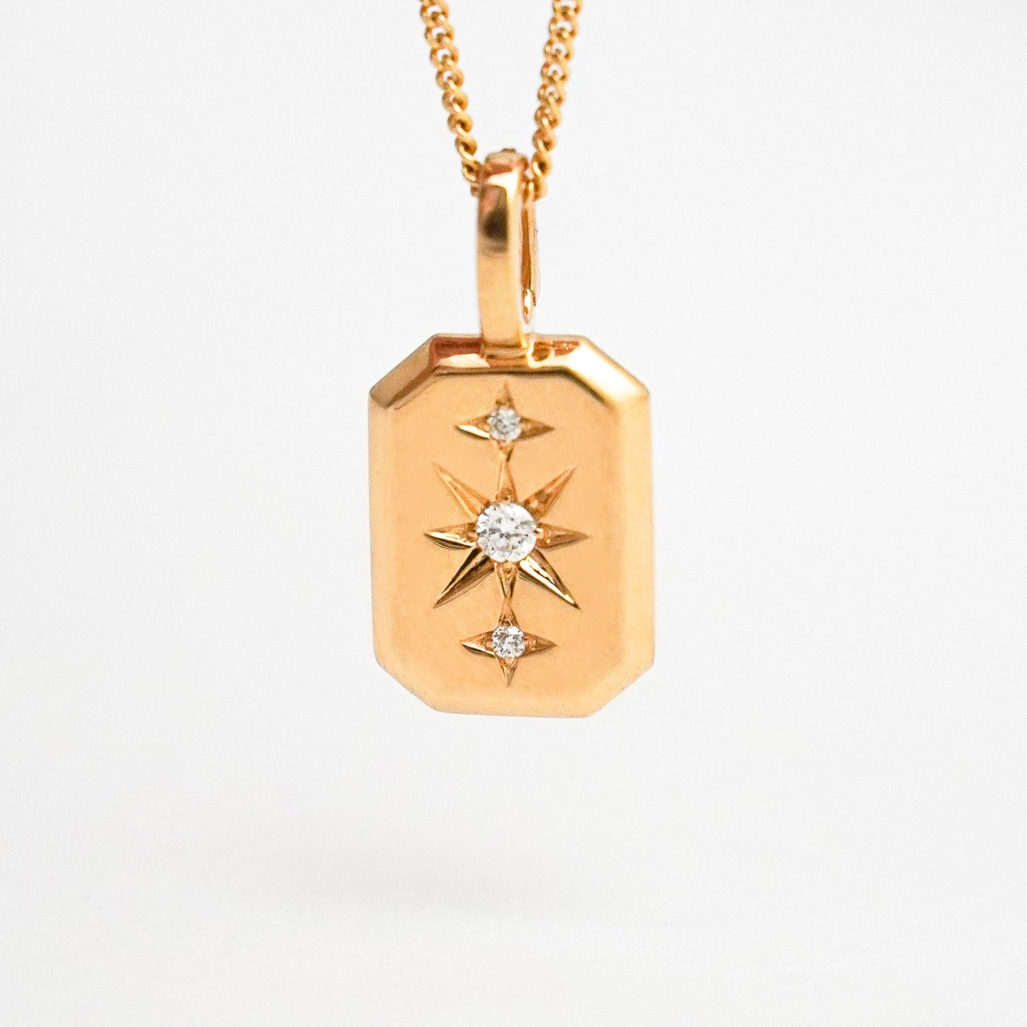 Dije Charm Polaris estrella con Diamante natural en Oro 18k