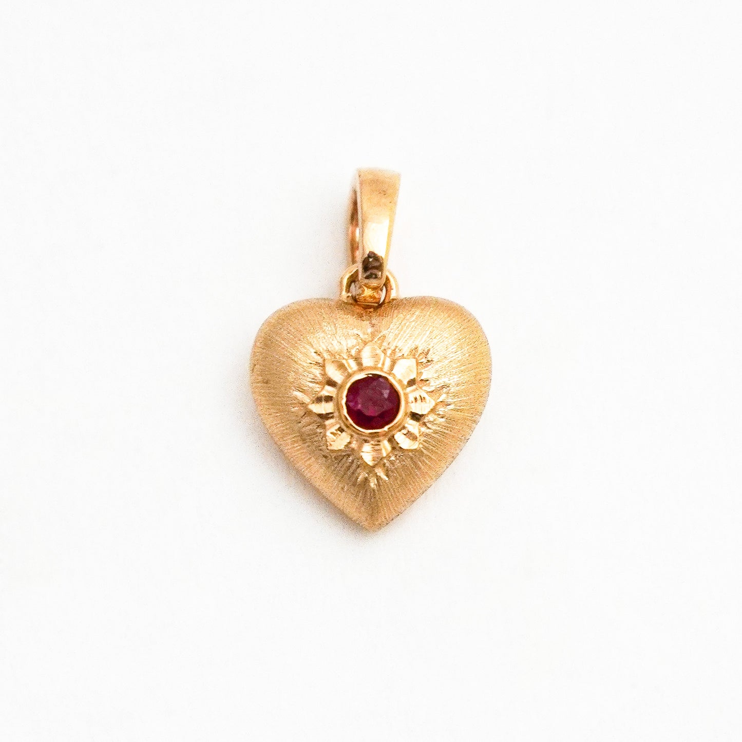 Dije Charm Corazón anima con rubí natural en Oro 18k
