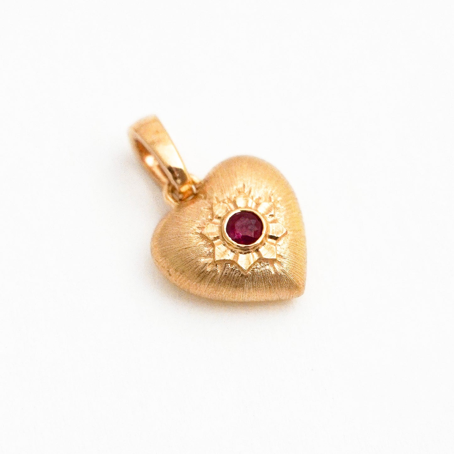 Dije Charm Corazón anima con rubí natural en Oro 18k