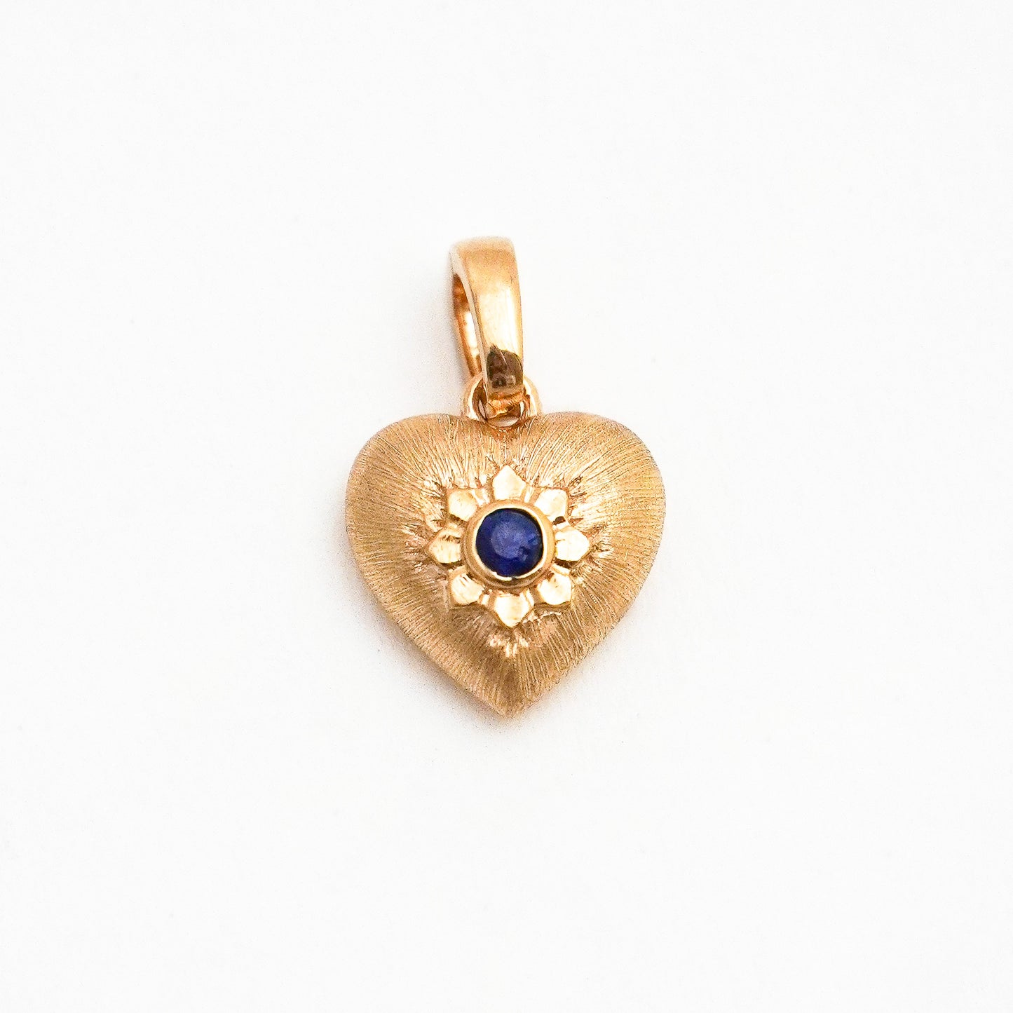 Dije Charm Corazón anima con zafiro natural en Oro 18k