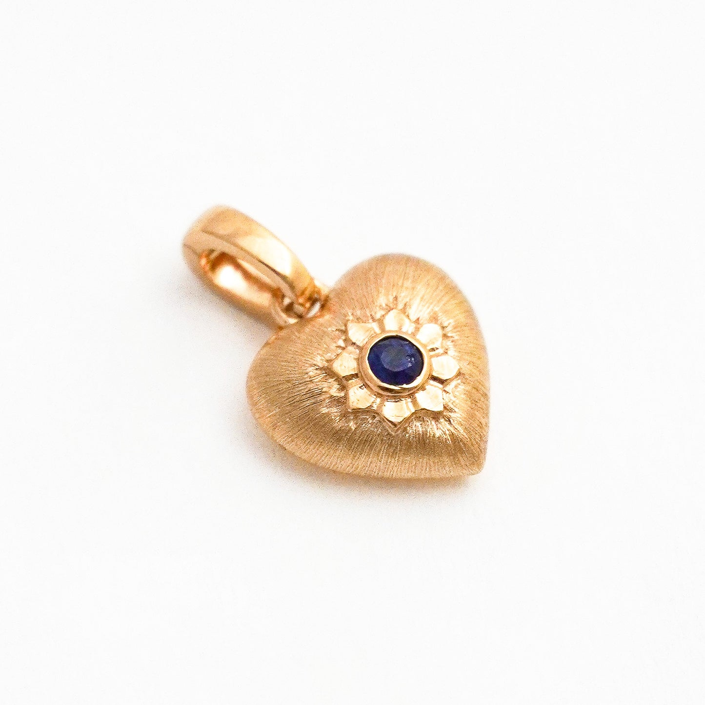 Dije Charm Corazón anima con zafiro natural en Oro 18k