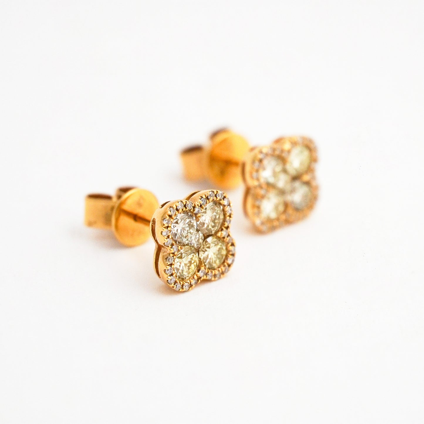 Aretes Trébol Diamantes Oro Amarillo 18K