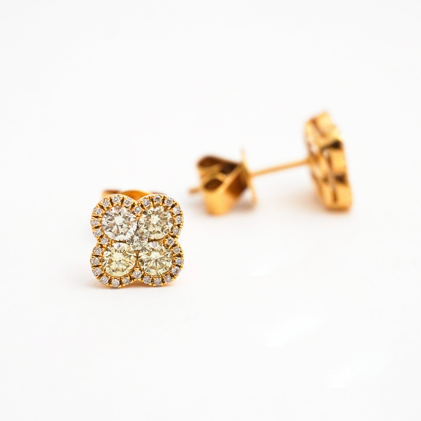 Aretes Trébol Diamantes Oro Amarillo 18K