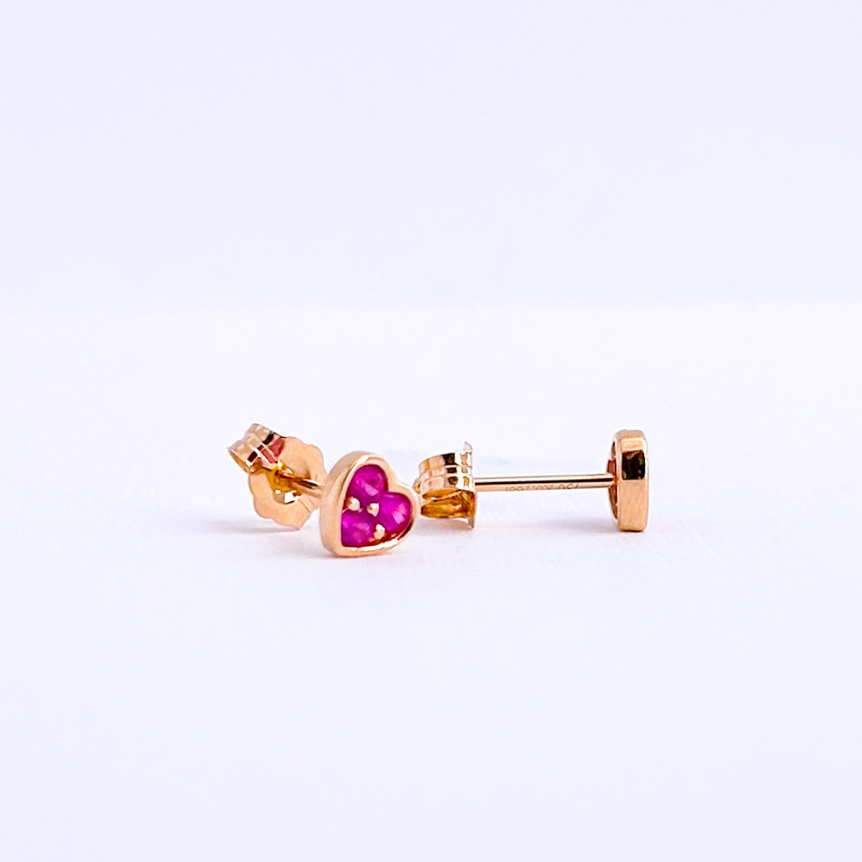 Aretes stud corazón con rubi en oro 18k