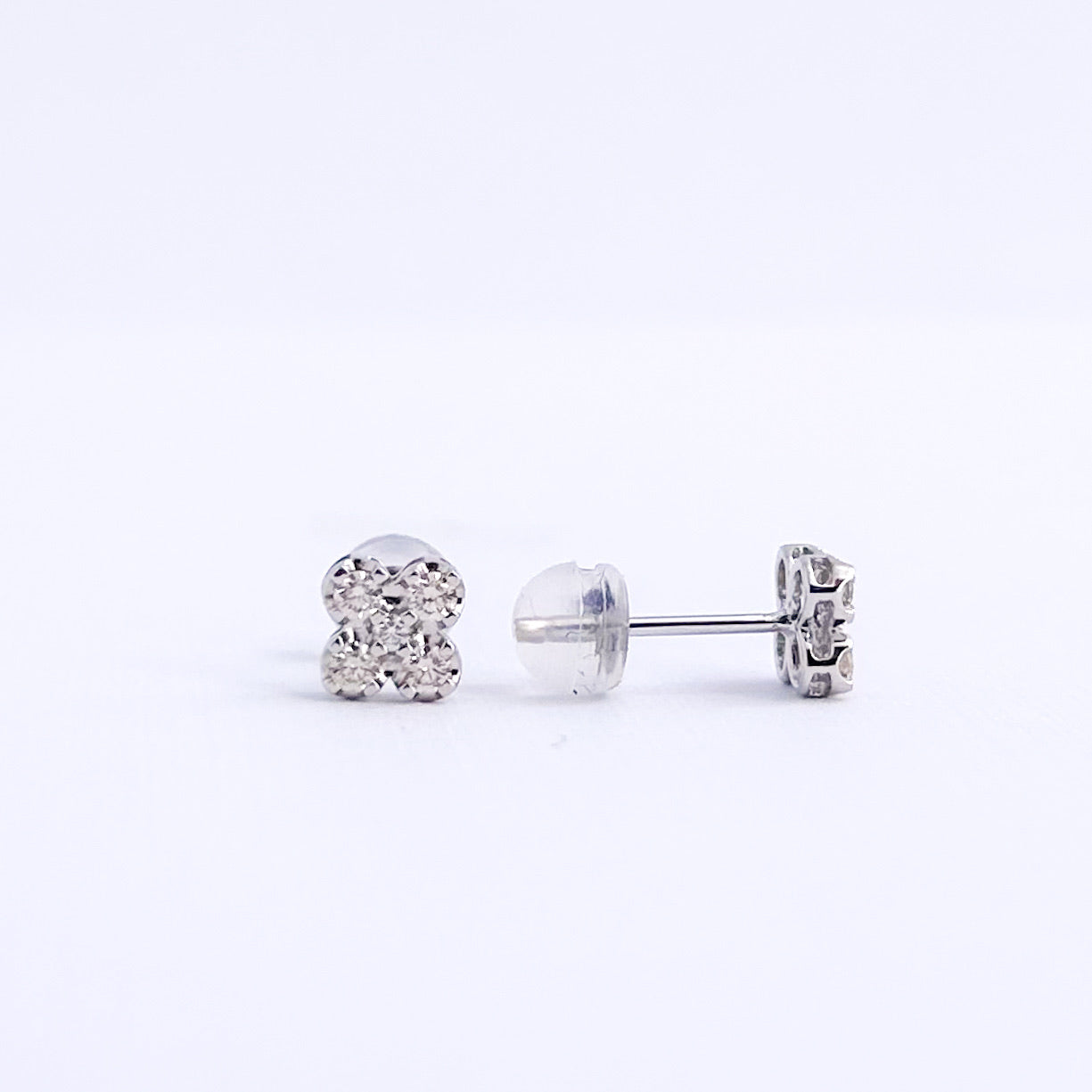 Aretes trébol mini con diamantes 0.26 cts  en Oro 18k