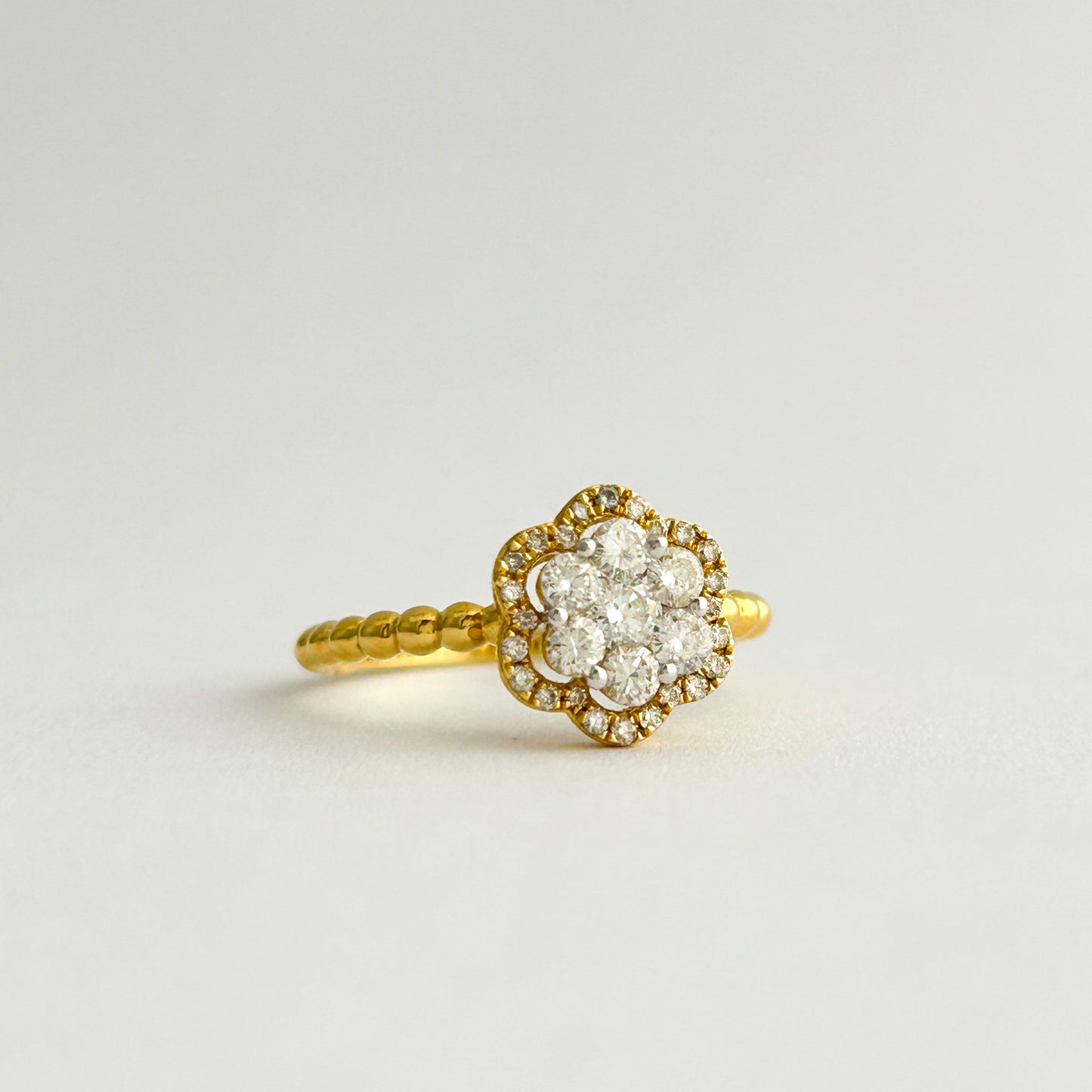 Anillo Roseta Halo con diamantes en Oro 18k