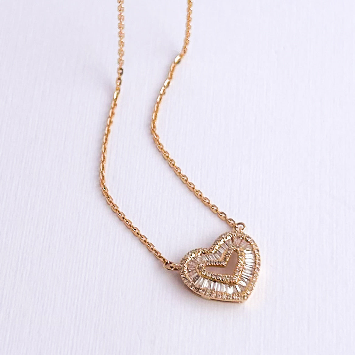 Collar corazón calado con diamantes baguette en oro 18k