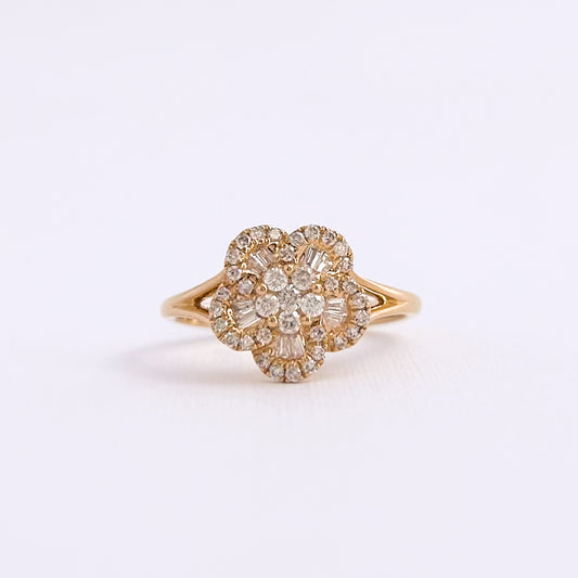 Anillo Blossom con diamantes en oro 18k