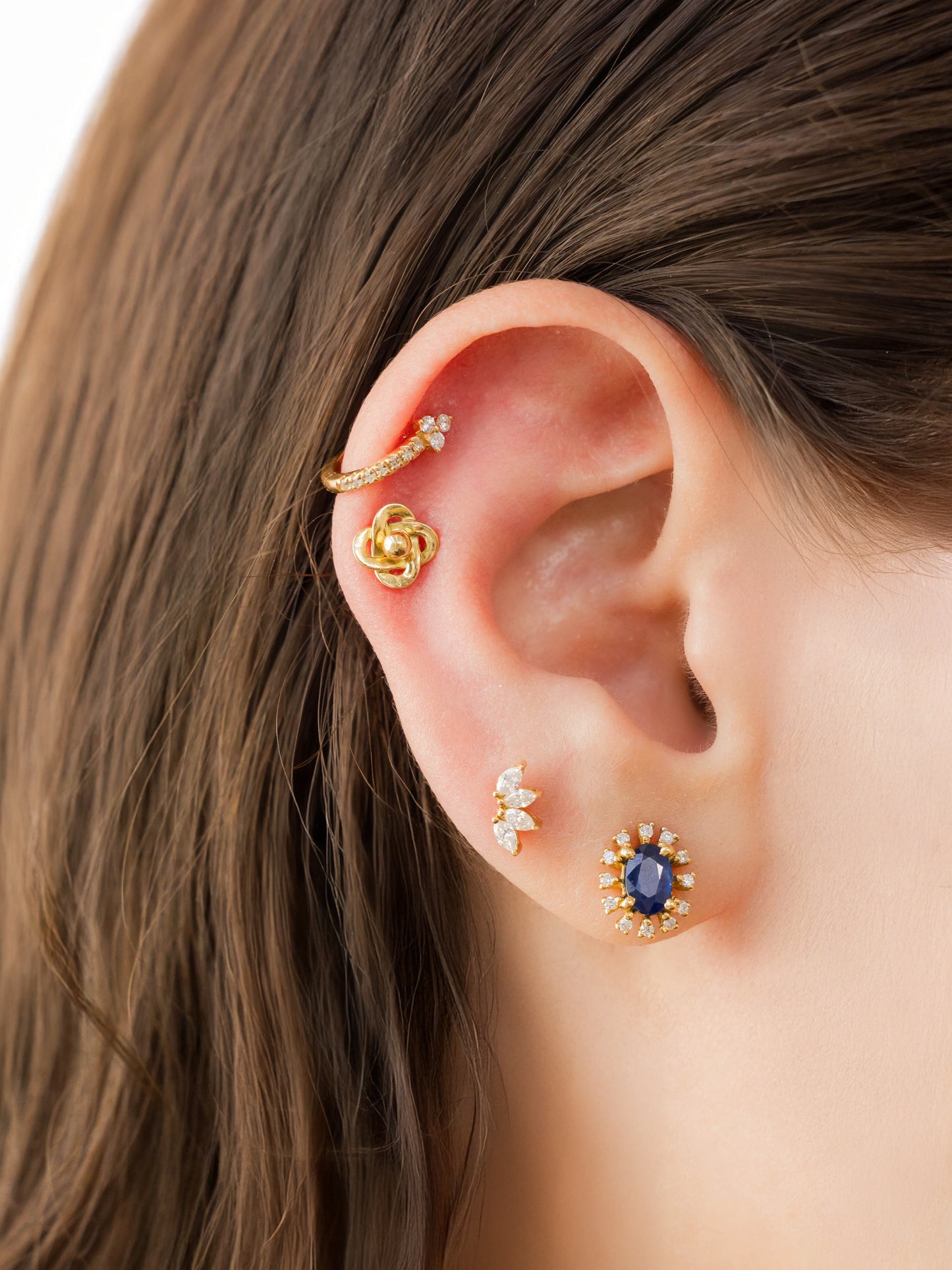 Aretes corona azul con zafiro y diamantes naturales en Oro18k