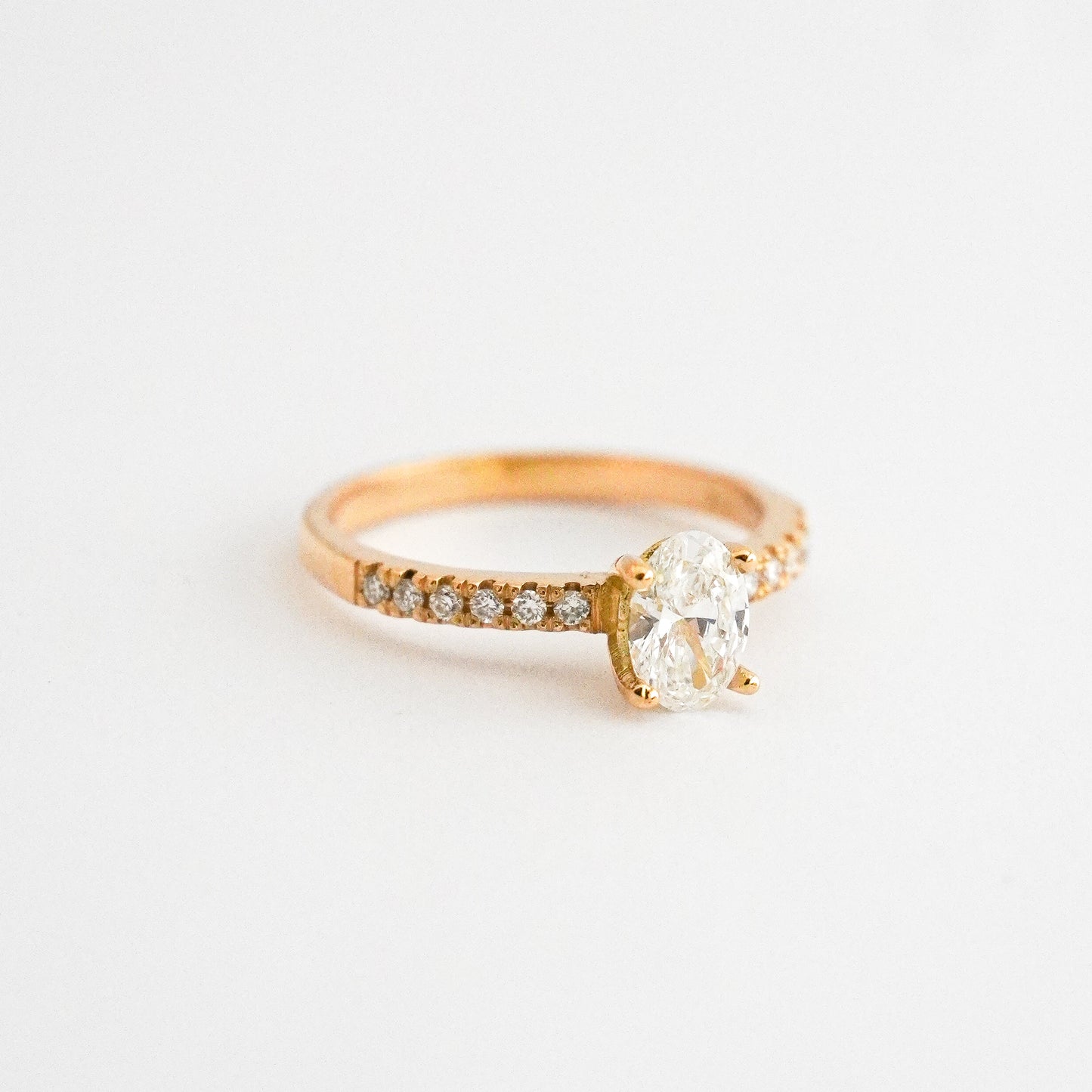 Anillo de Compromiso Oro18k - 16 / Oval / Diamantes Lab Grown