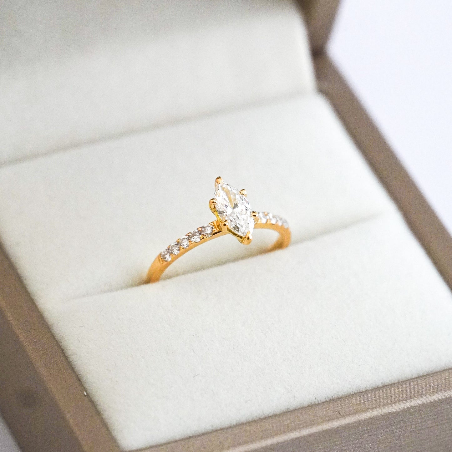 Anillo de compromiso - 26 / Diamante Marquise 0.55 cts LG Oro18k