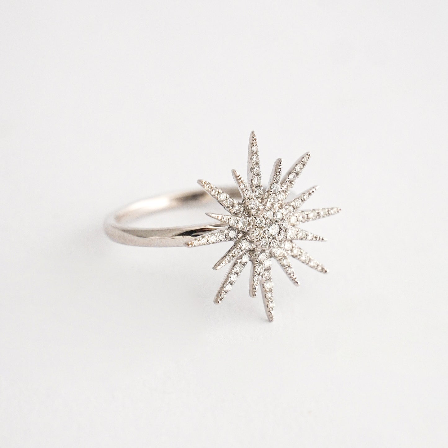Anillo estrella del norte en oro blanco con diamantes naturales Oro18k