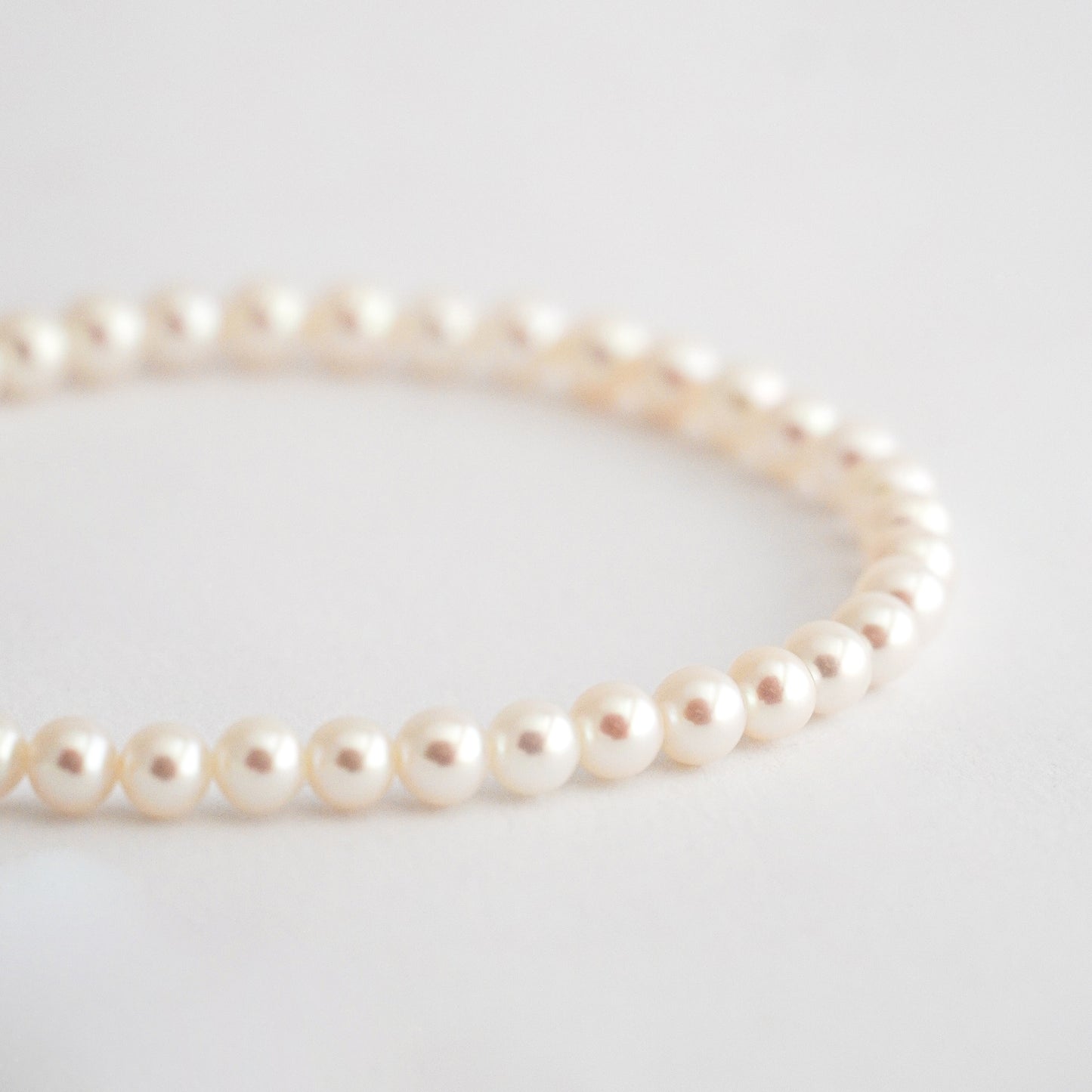 Pulsera de perlas cultivadas en oro 18k y broche trebol con diamantes naturales