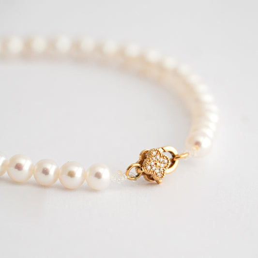 Pulsera de perlas cultivadas en oro 18k y broche trebol con diamantes naturales