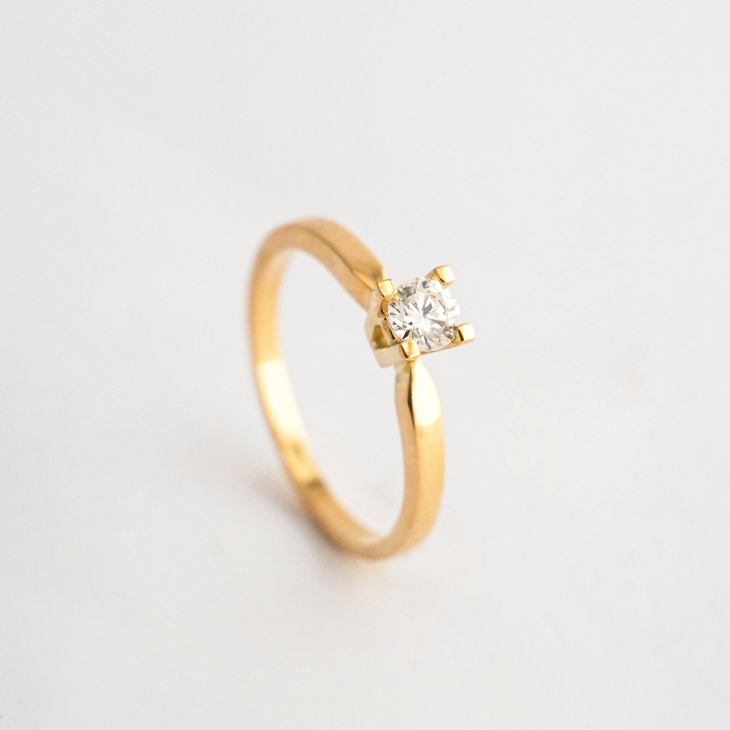 Anillo de compromiso - 27 / Diamante 0.27 cts natural en Oro18k