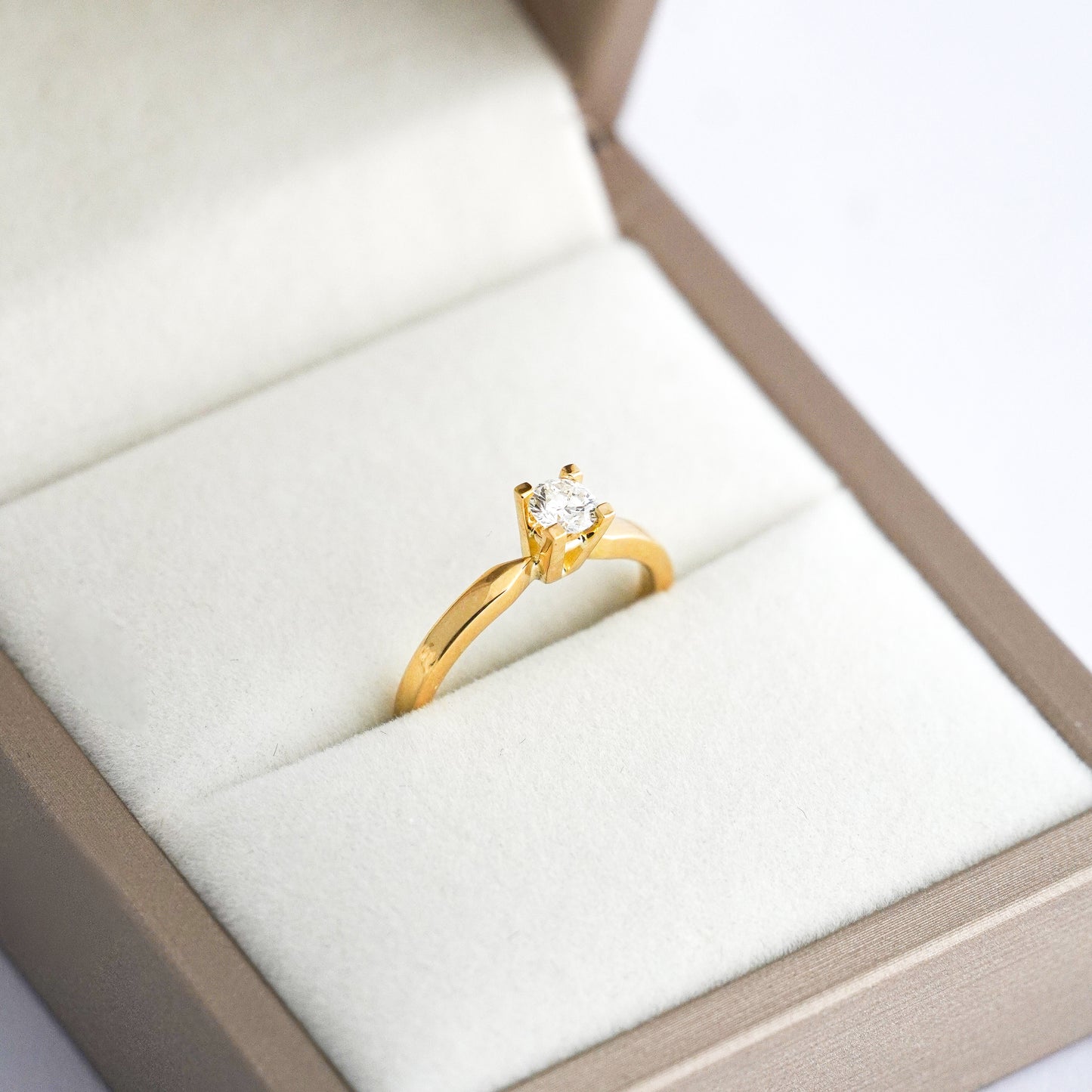 Anillo de compromiso - 27 / Diamante 0.27 cts natural en Oro18k