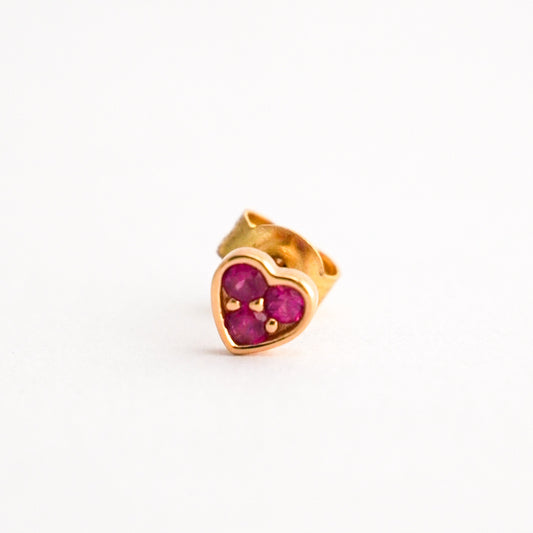 1/2 par arete stud corazón con rubí en oro 18k