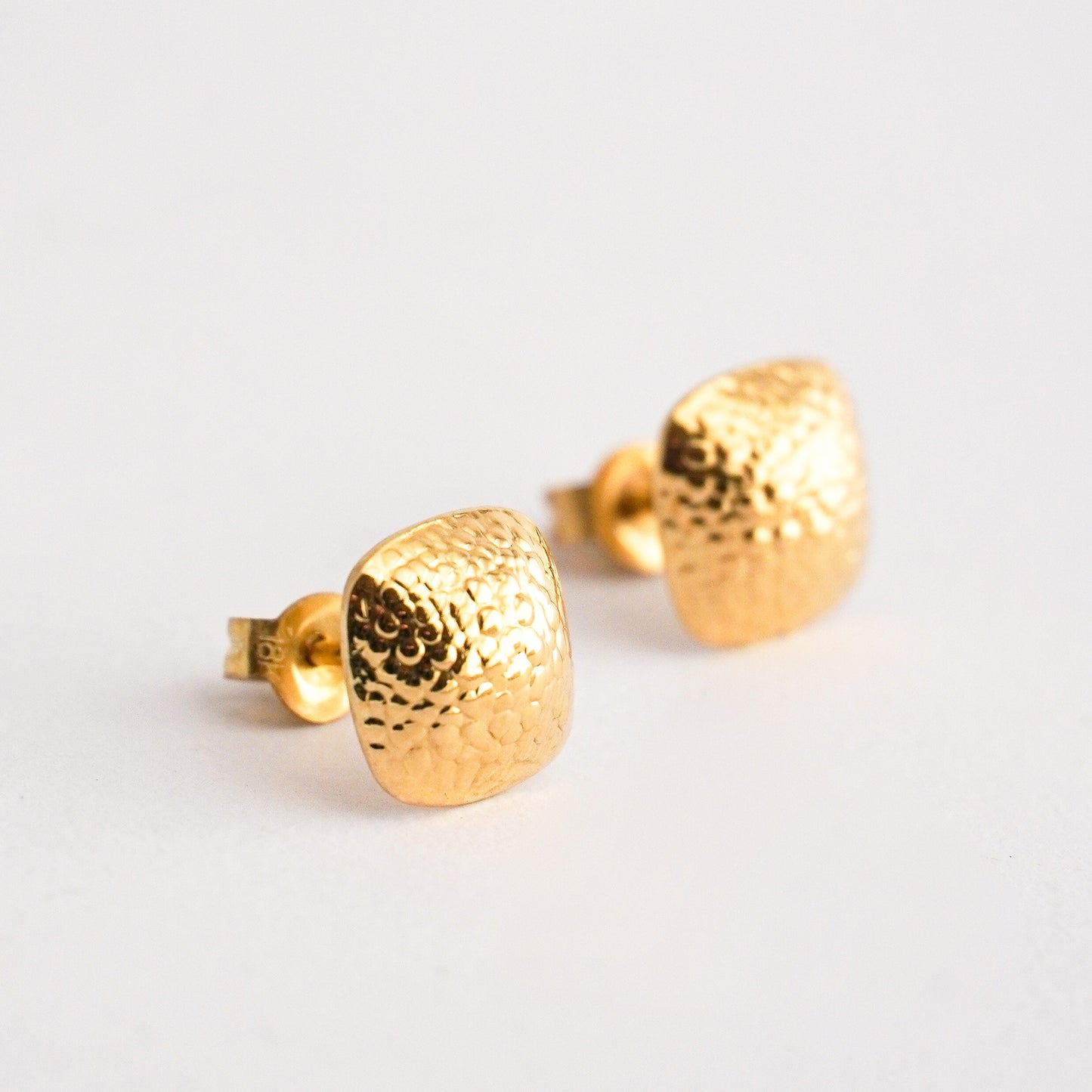 Aretes Cushion trama en oro 18k