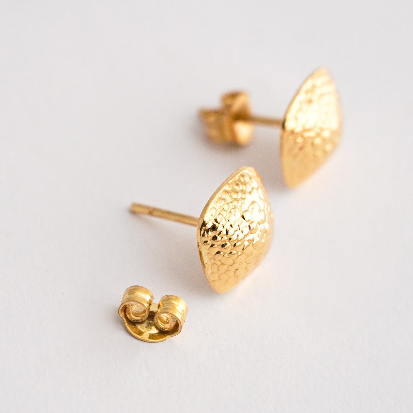 Aretes Cushion trama en oro 18k