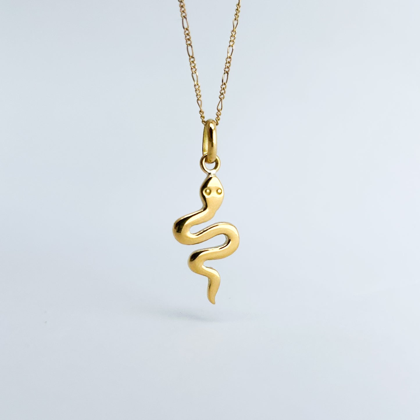 Dije de serpiente en Oro18k