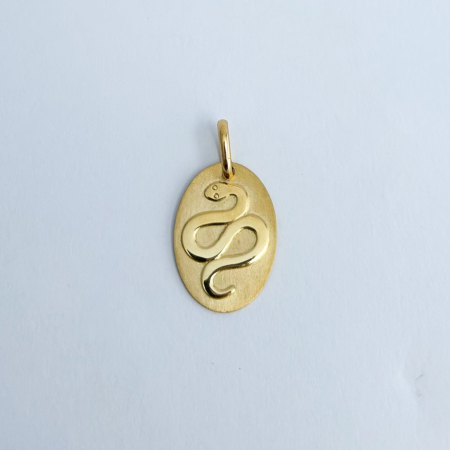 Dije de serpiente en placa  Oro18k