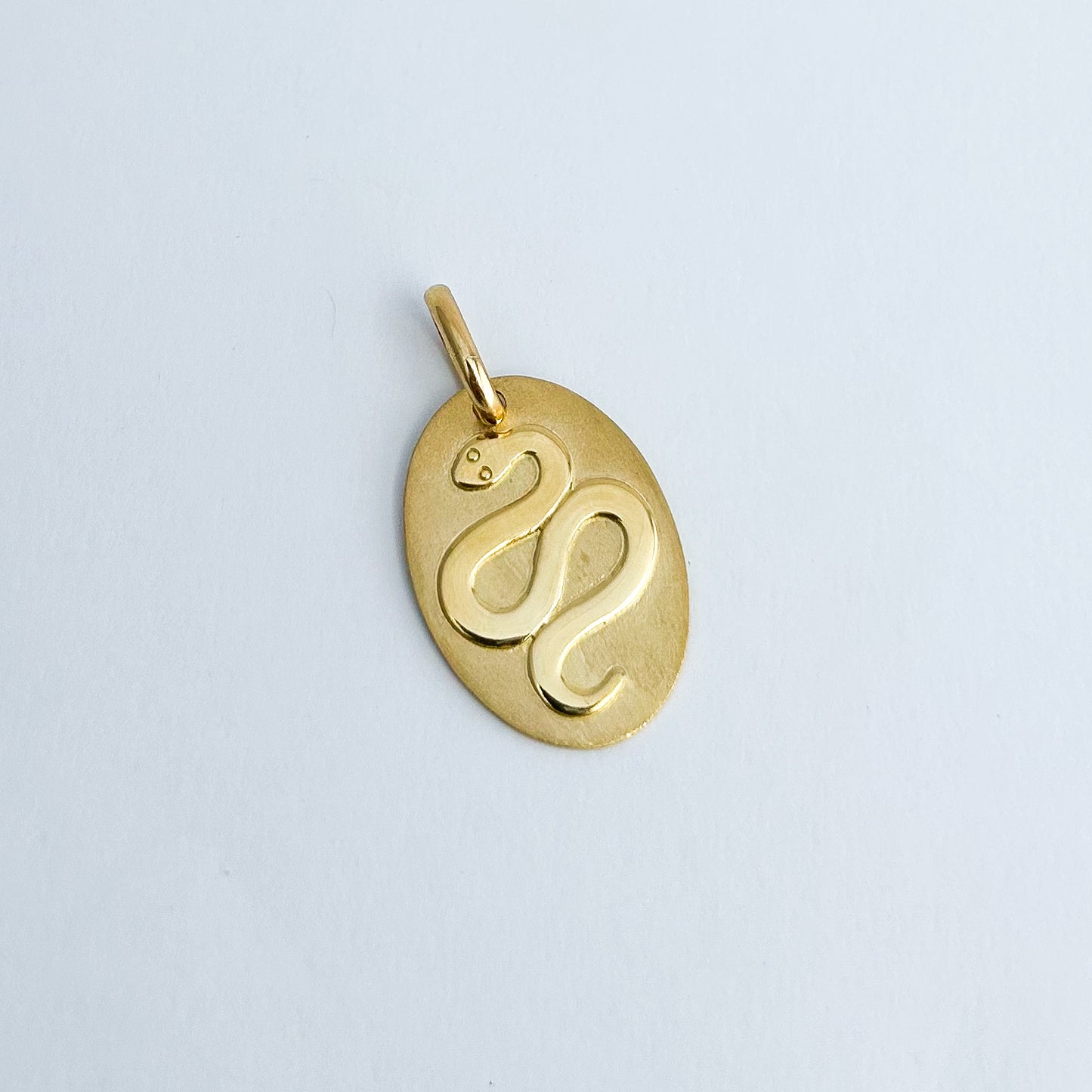 Dije de serpiente en placa  Oro18k