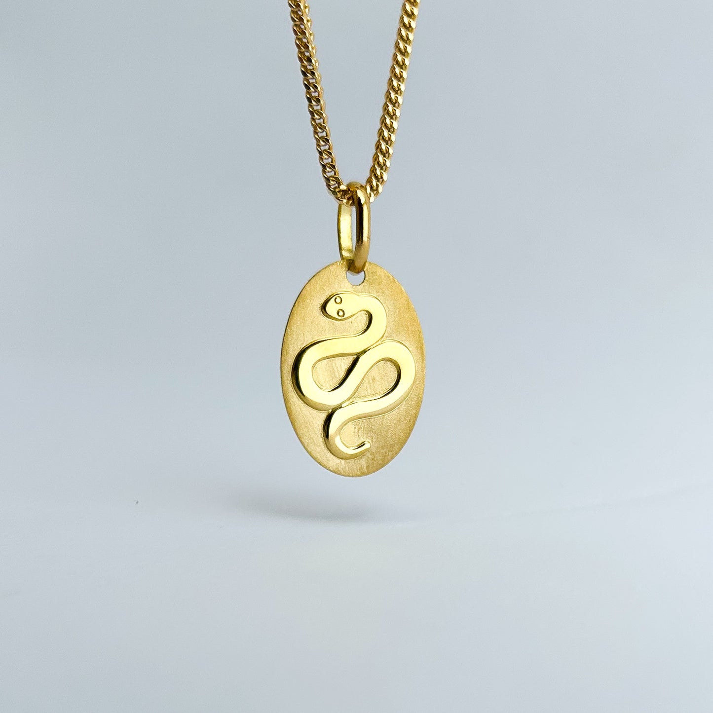 Dije de serpiente en placa  Oro18k