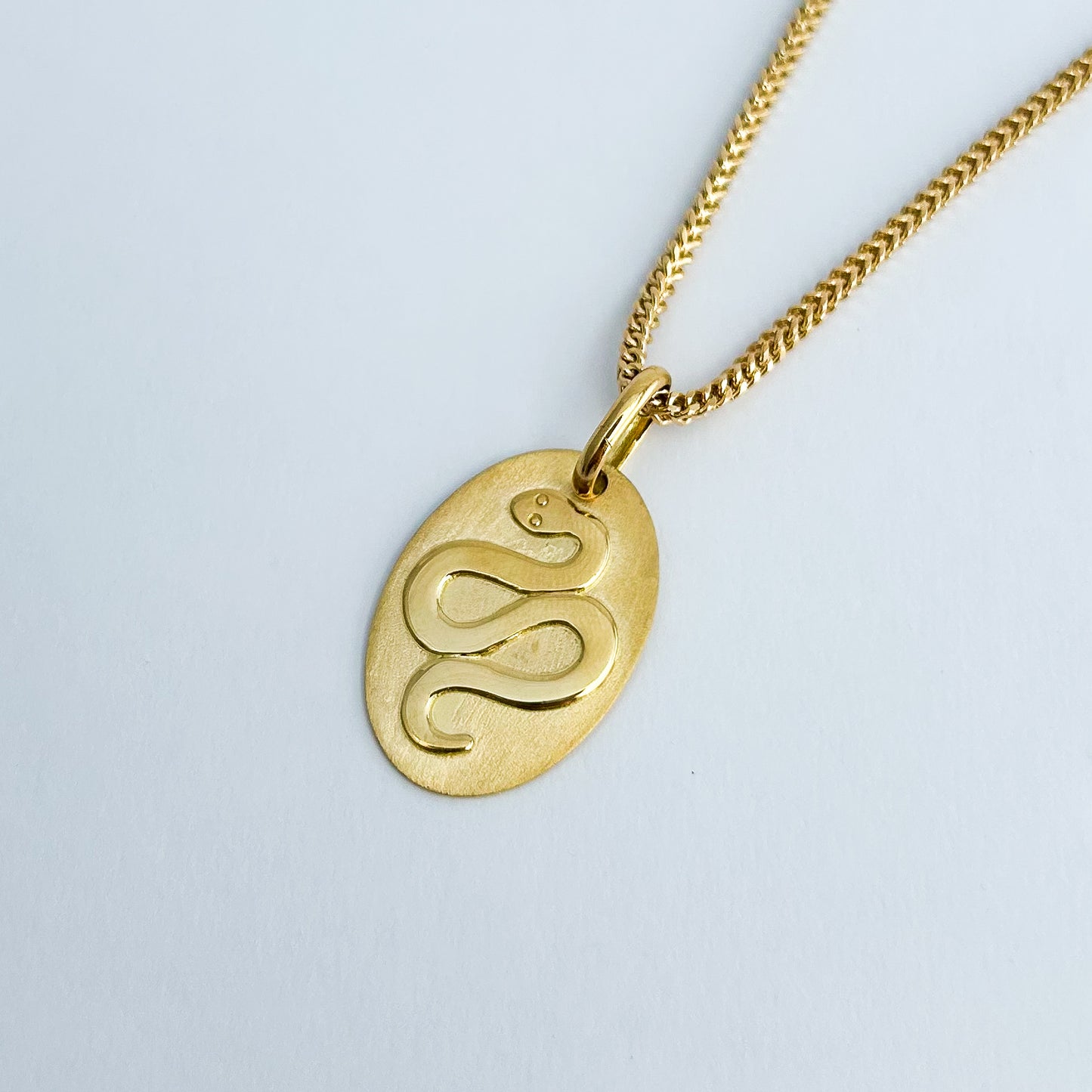 Dije de serpiente en placa  Oro18k