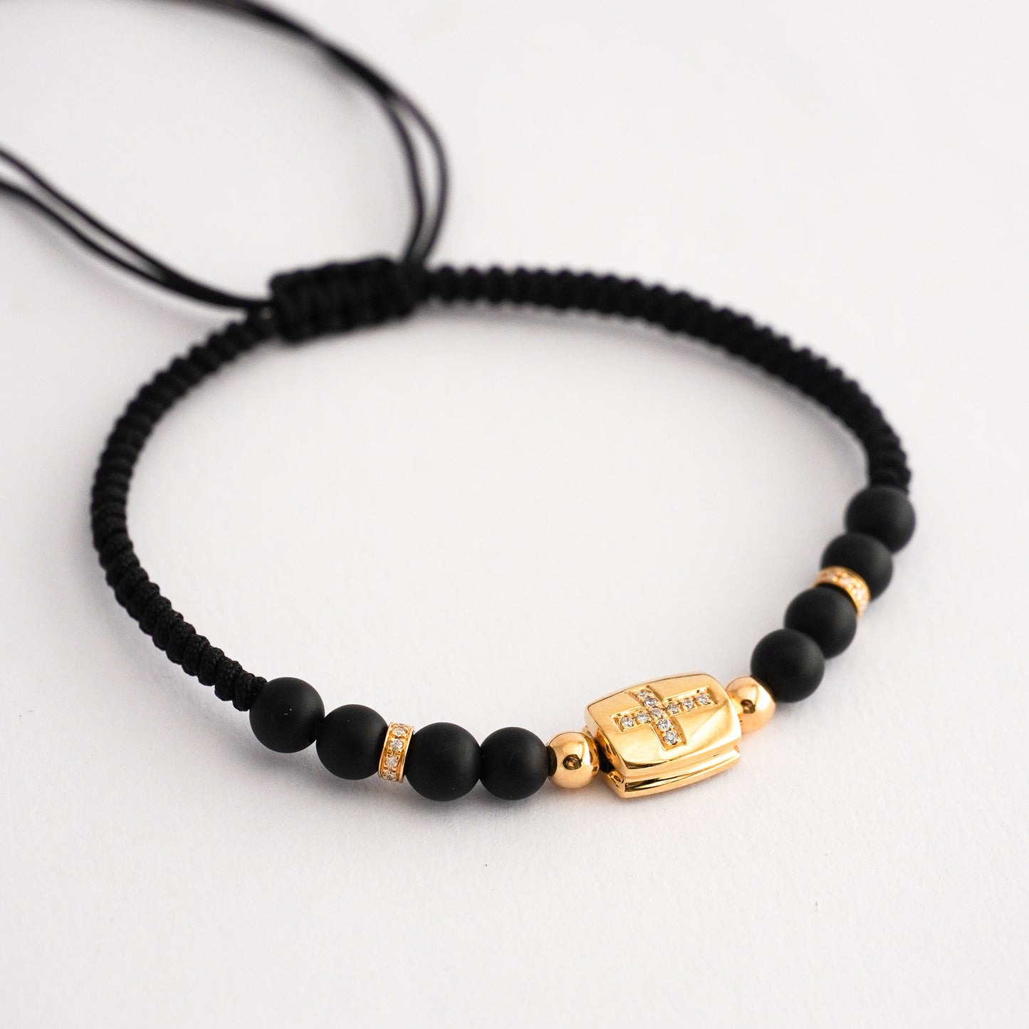 Pulsera ónix cruz con diamantes en Oro18k
