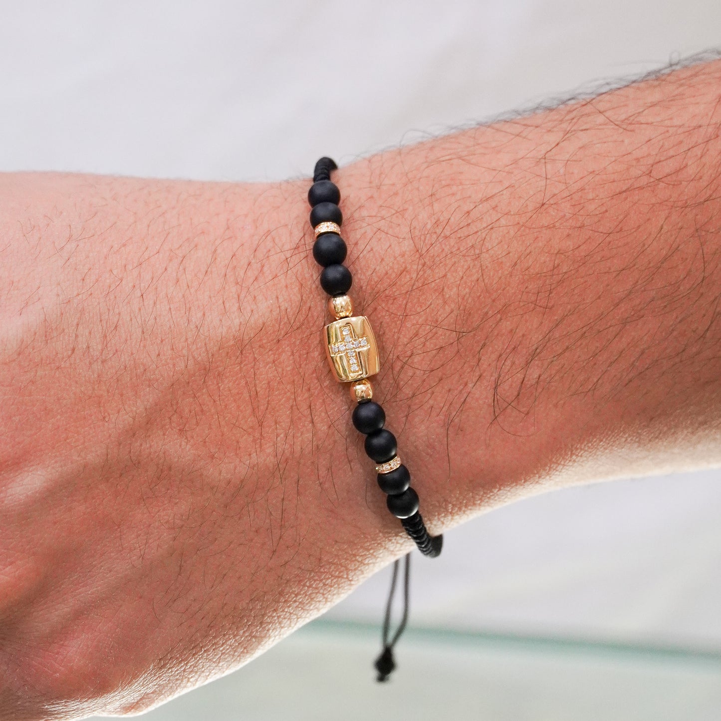 Pulsera ónix cruz con diamantes en Oro18k