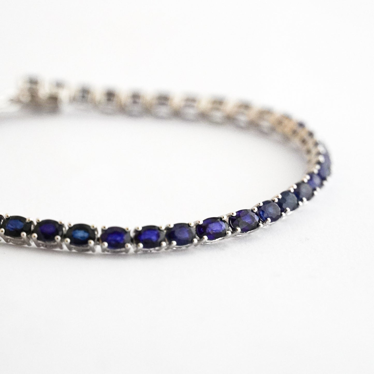 Tenis Freya Bleu con zafiros naturales 10.2 cts en oro 18k blanco