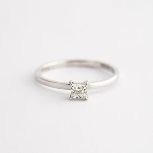 Anillo de compromiso corte princesa diamante GIA 0.30 pts Oro blanco 18k