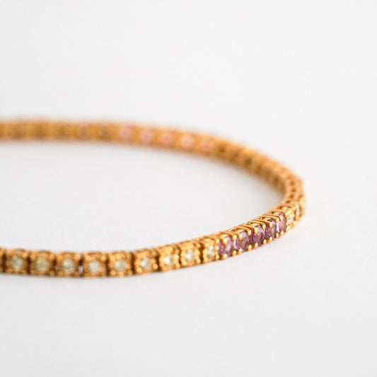Tenis star setting con diamantes y zafiros rosados en oro 18k