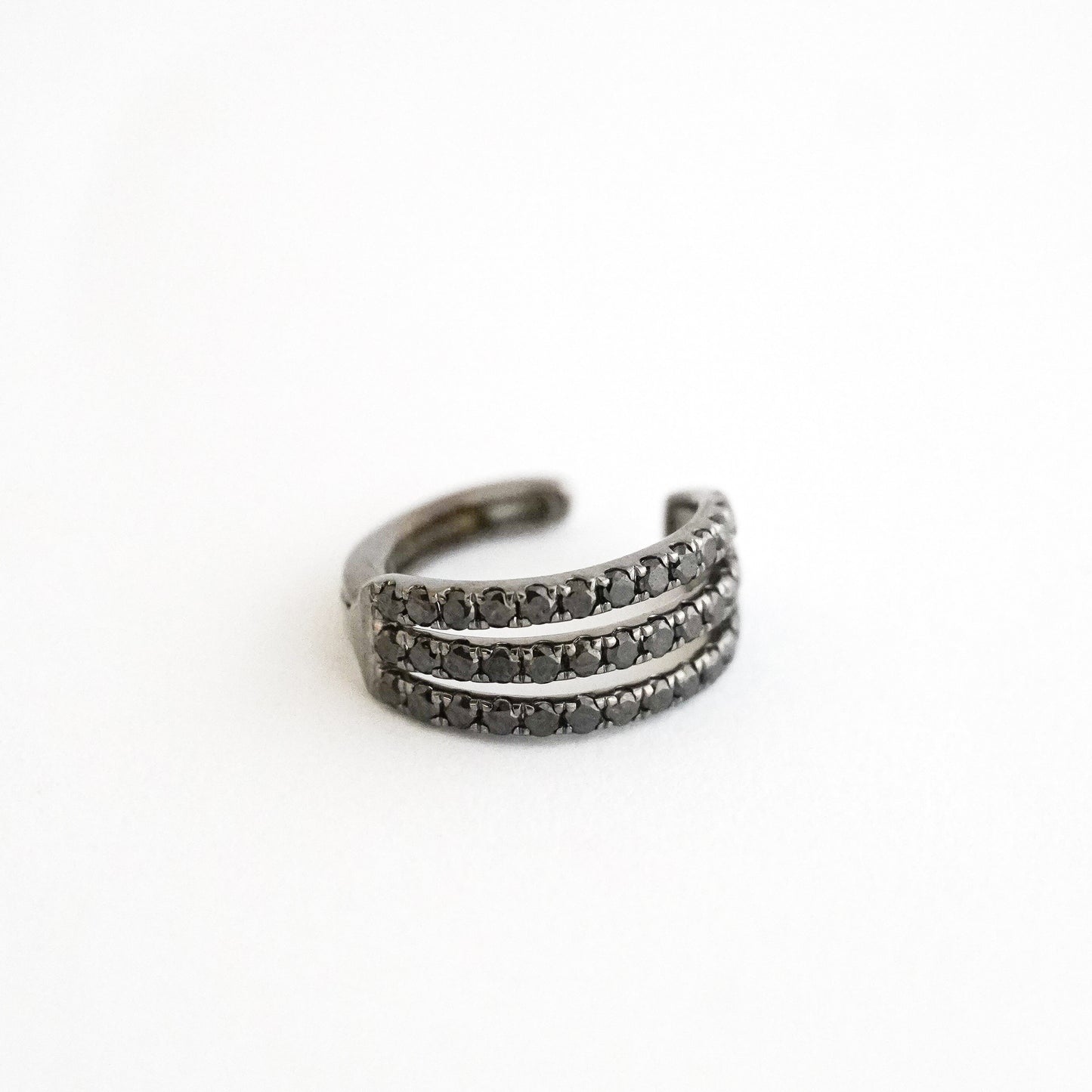 Ear cuff 3R con diamantes negros en Oro18k