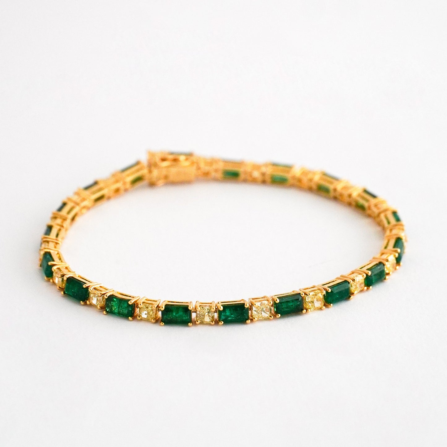 Tenis Aurora con esmeraldas naturales y diamantes en oro 18k