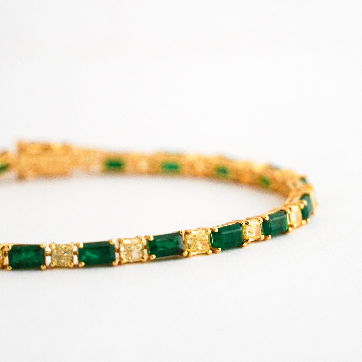 Tenis Aurora con esmeraldas naturales y diamantes en oro 18k