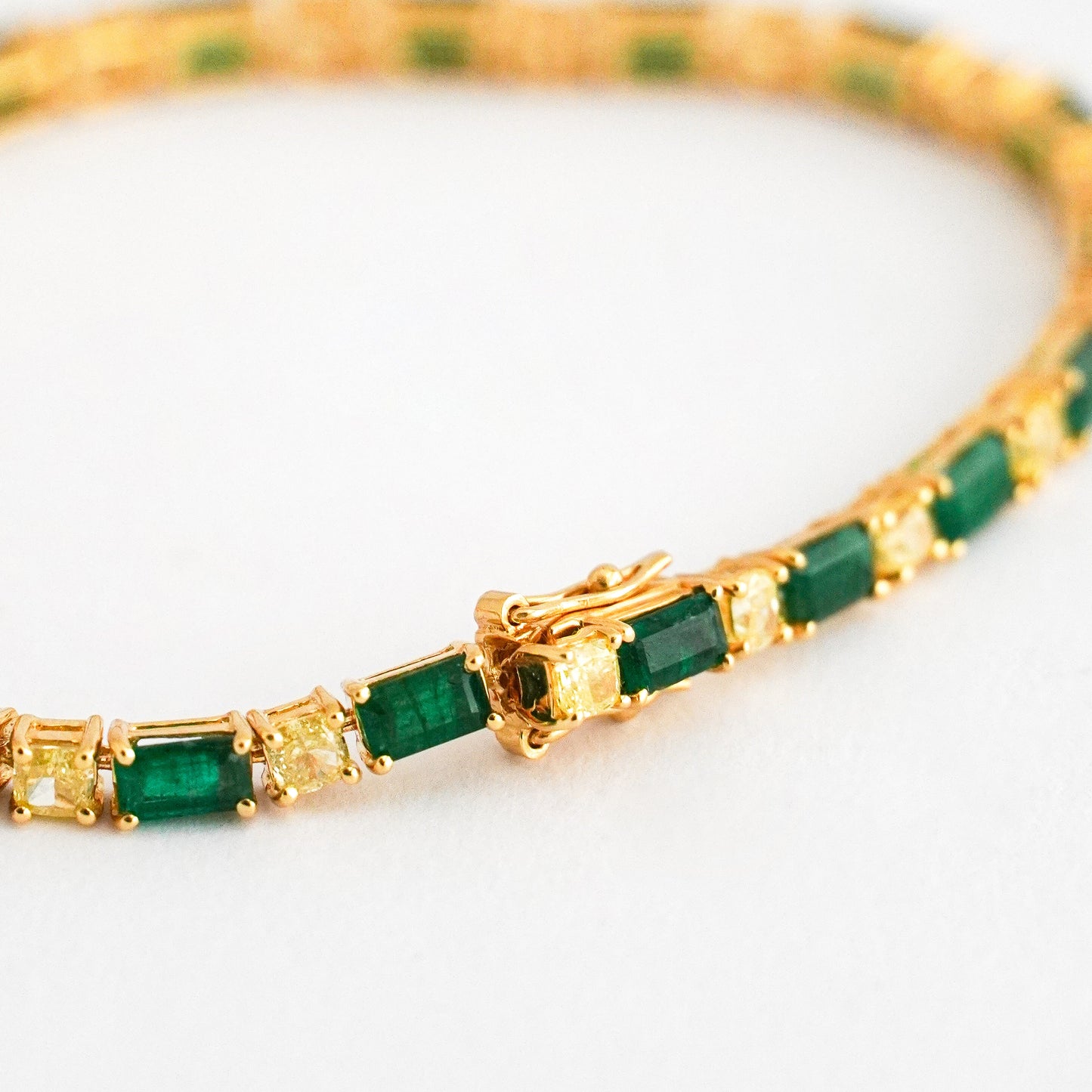 Tenis Aurora con esmeraldas naturales y diamantes en oro 18k