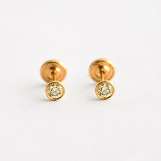 Aretes bebé punto de luz bicelado con diamante natural en oro 18k