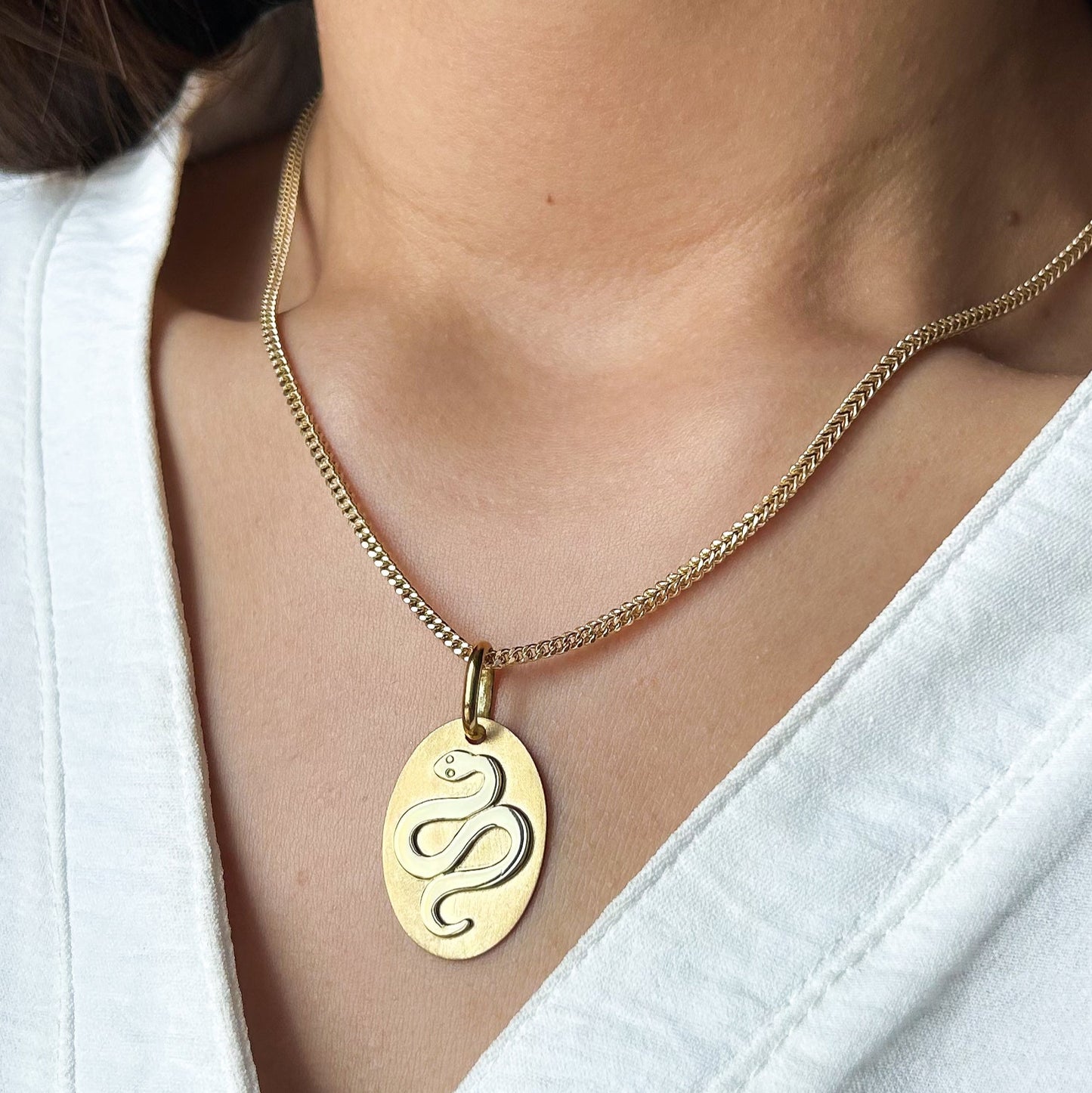 Dije de serpiente en placa  Oro18k