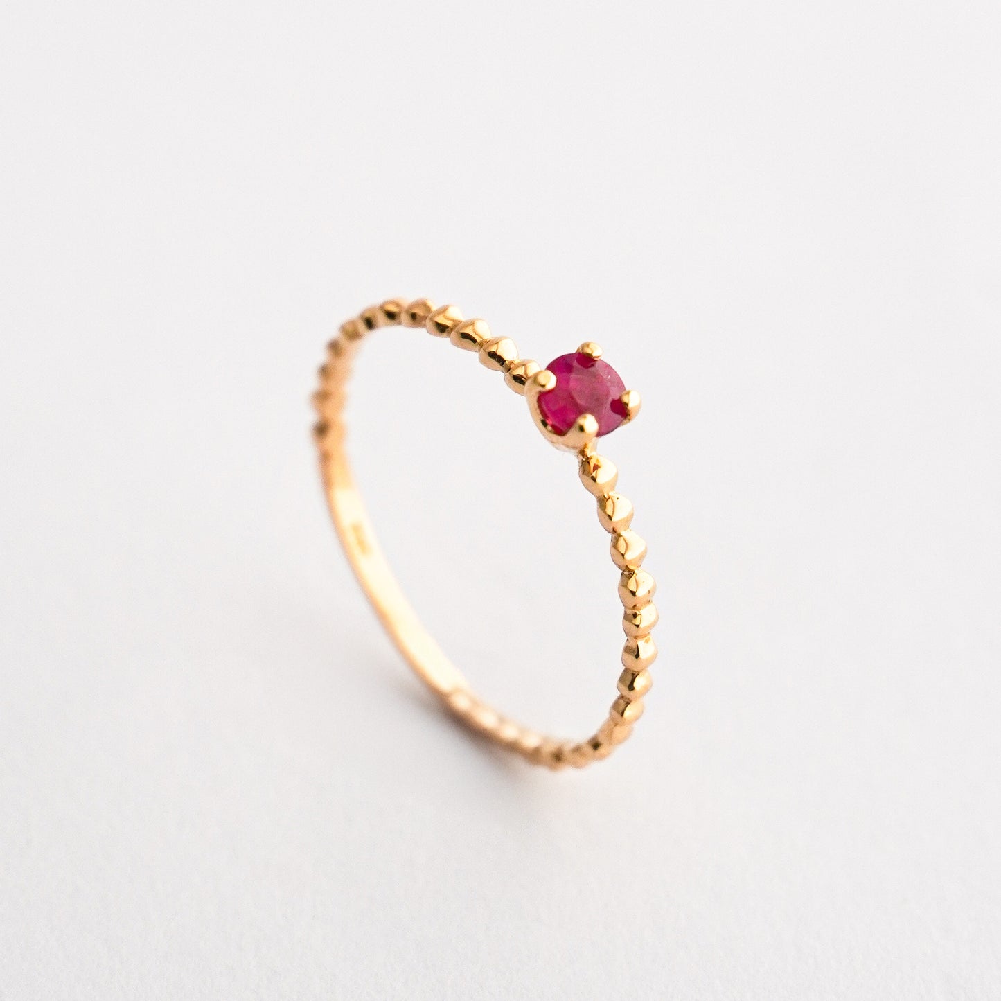 Anillo Bolitas con Rubi en Oro 18K