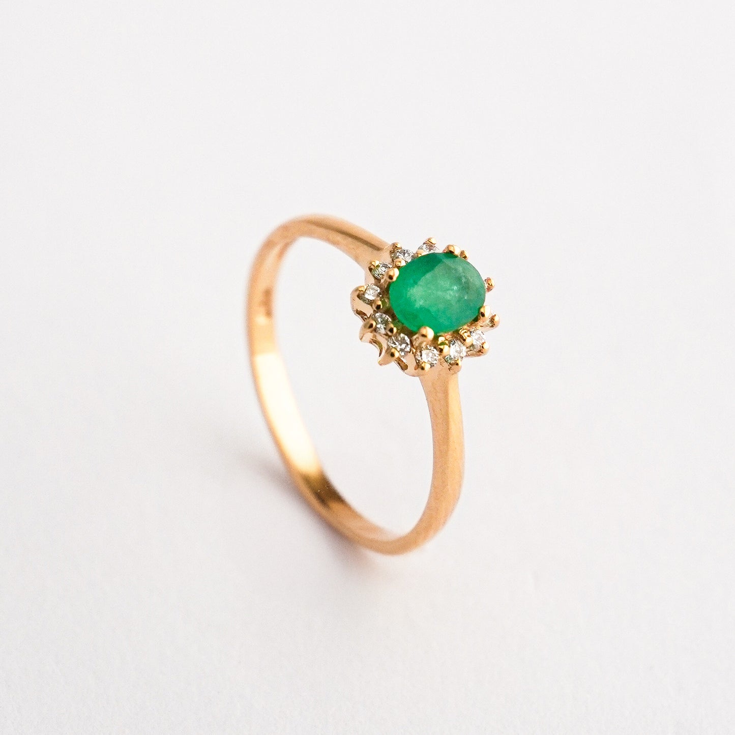 Anillo brillo imperial con esmeralda y diamantes naturales en Oro18k