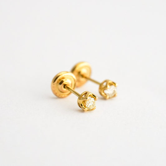 Aretes bebé punto de luz con uñas y diamantes en oro 18k
