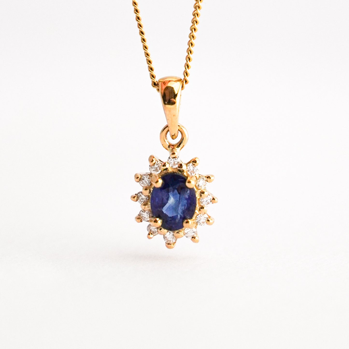 Dije brillo imperial con zafiro y diamantes naturales en Oro18k