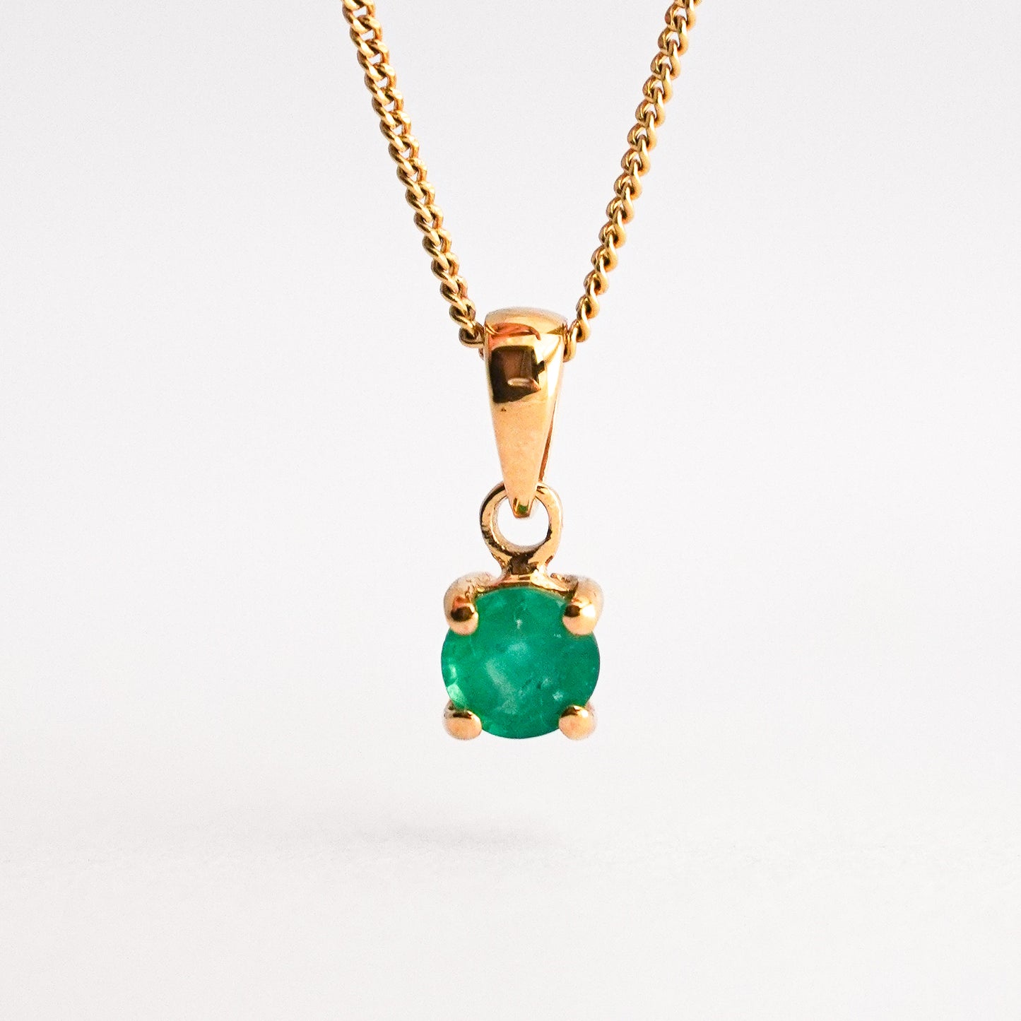 Dije punto de luz esmeralda en oro18k