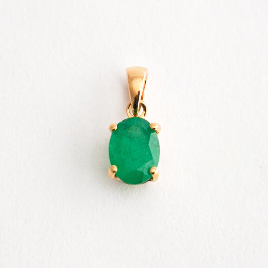 Dije punto de luz esmeralda oval en oro18k