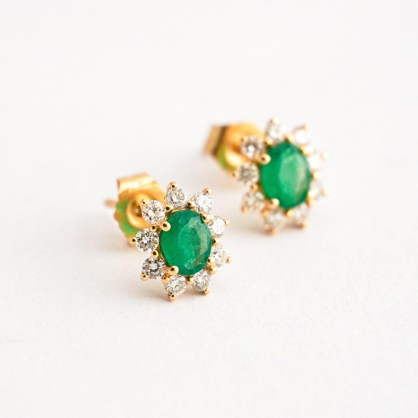 Arete imperial con esmeralda y diamantes naturales en Oro18k