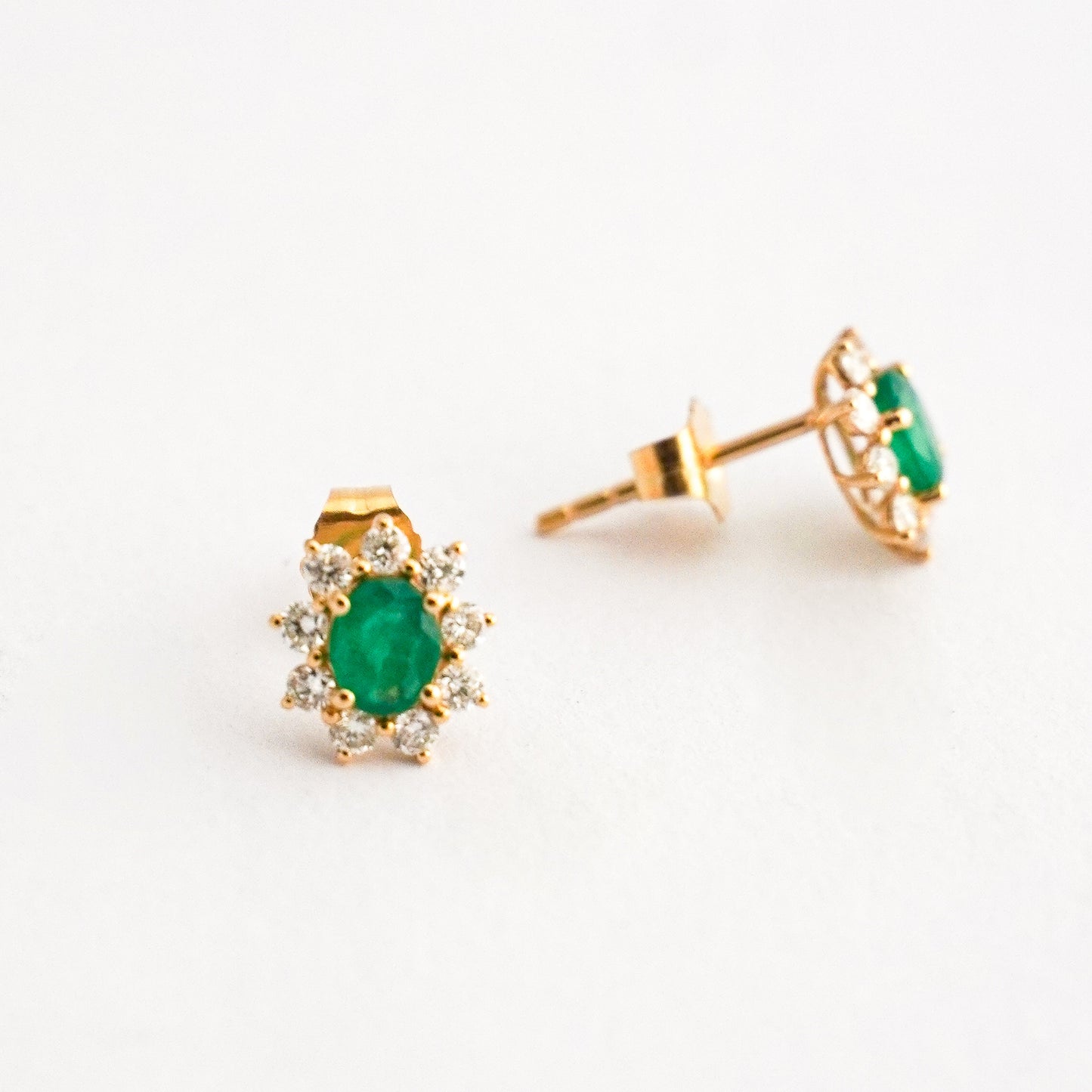 Arete imperial con esmeralda y diamantes naturales en Oro18k