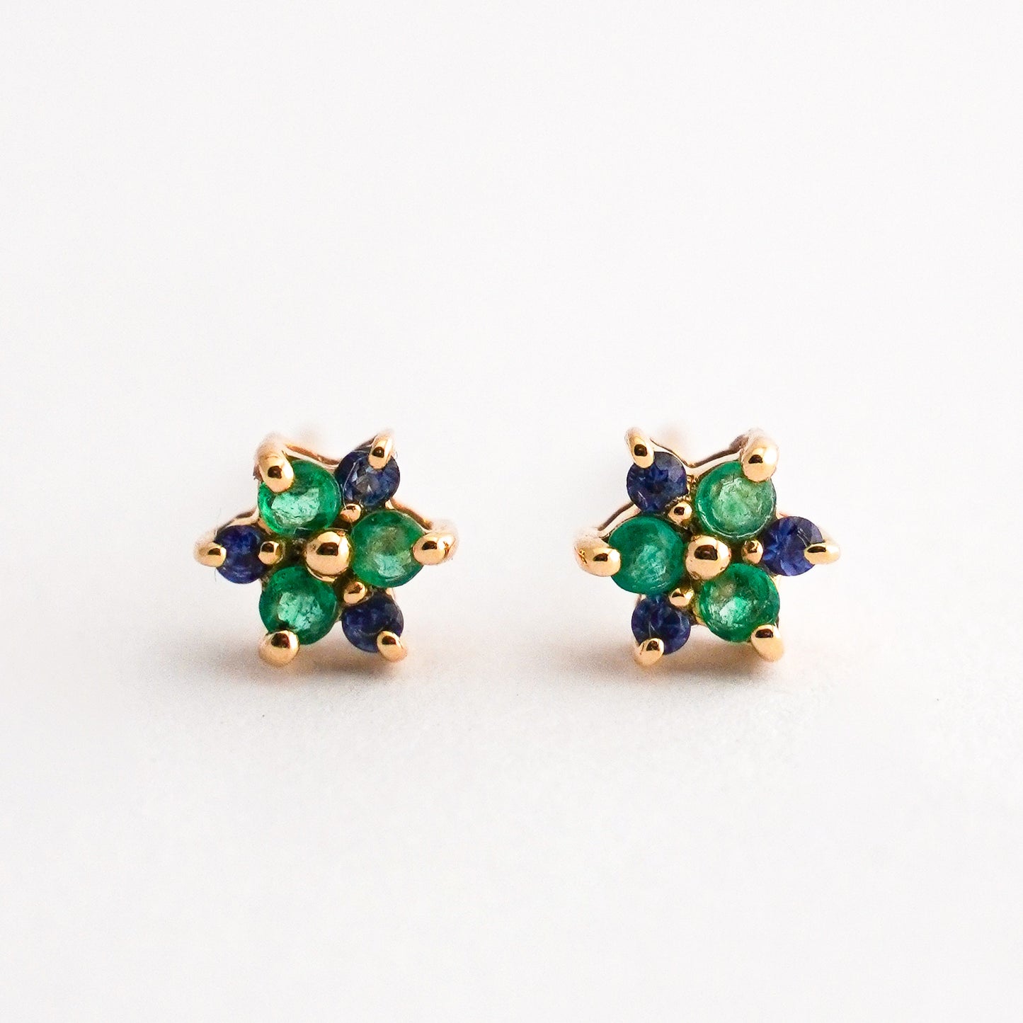 Aretes Esmeraldas Iridia con zafiros en oro 18k